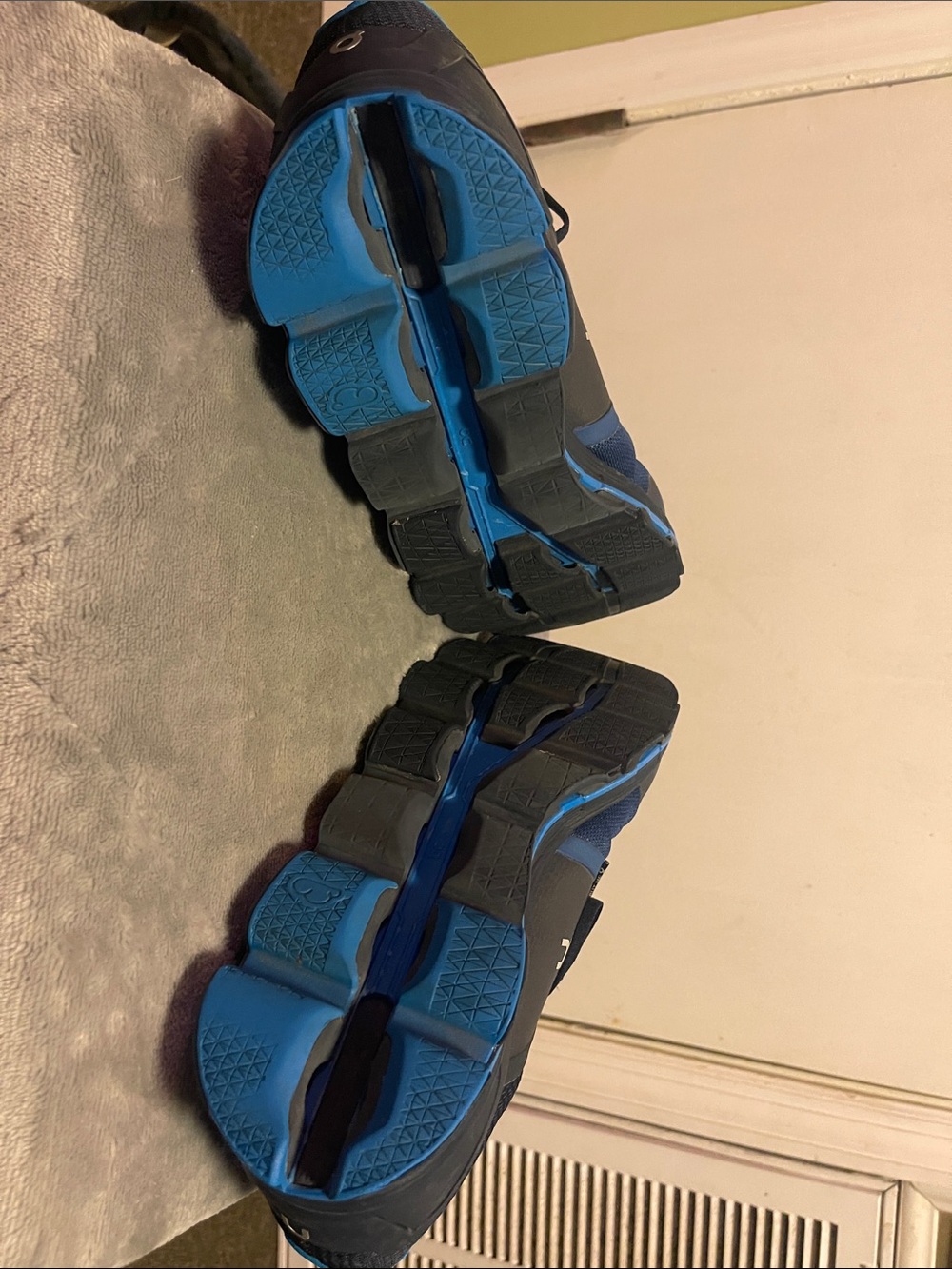 On Running Men's Athletic Shoes in Navy and Teal - Picture 6 of 7